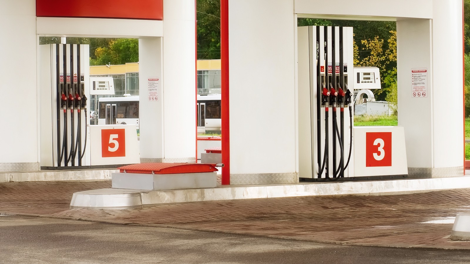 Новый пугающий прогноз: цены на бензин могут вырасти на 2-3 рубля уже этой осенью